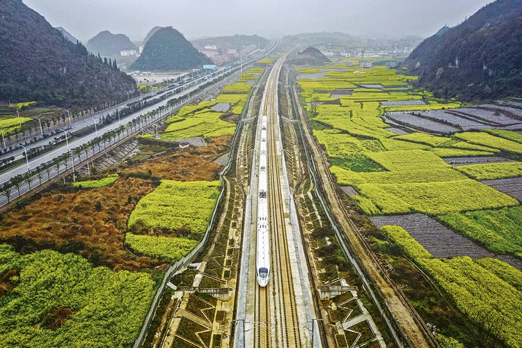 Trem que liga as cidades de Guizhou e Guangzhou, na China: o sistema de trens rápidos, construído para a Olimpíada de Pequim em 2008, responde hoje por dois terços de toda a capacidade construída no mundo (STR/AFP/Getty Images)