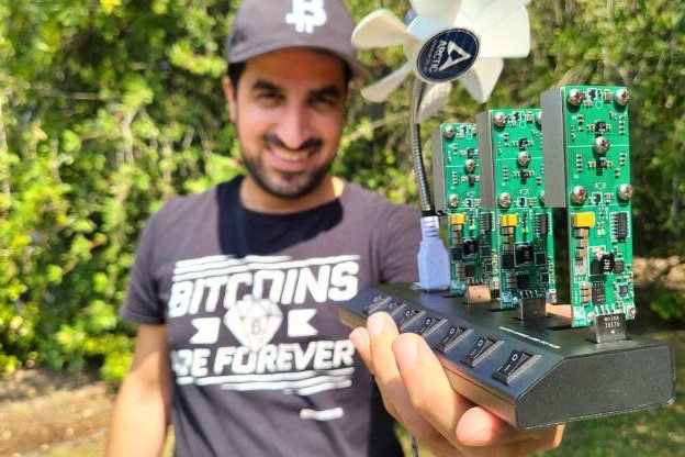 Com equipamento portátil, jovem viraliza ao minerar bitcoin em cafeteria