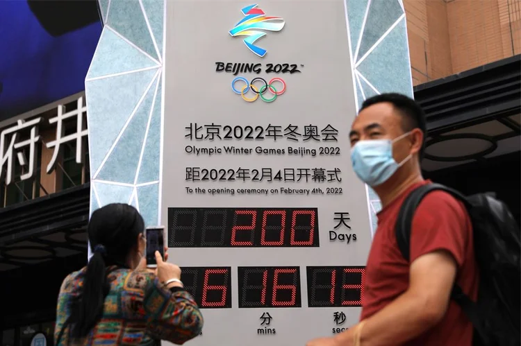 Relógio de contagem regressiva em Pequim marca 200 dias para o início da Olimpíada de Inverno Pequim 2022 (Tingshu Wang/Reuters)