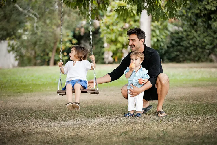 Julio Rocha ao lado dos filhos: ator é uma das estrelas da campanha de Dia dos Pais da Cartago, que chama a atenção para o tema paternidade ativa (CARTAGO/Divulgação)