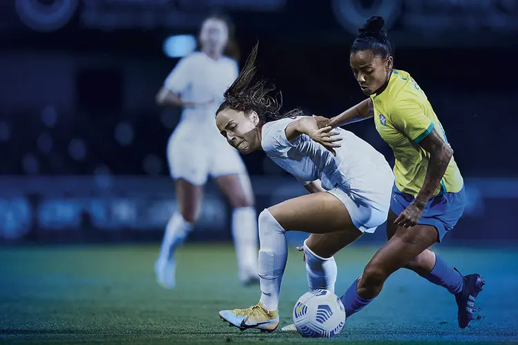 Futebol feminino: Enquanto o sonho de se tornar atleta profissional está presente na vida de 63,8% dos meninos brasileiros, apenas 34% estão nas meninas (Jose Breton / Pics Action/Getty Images)