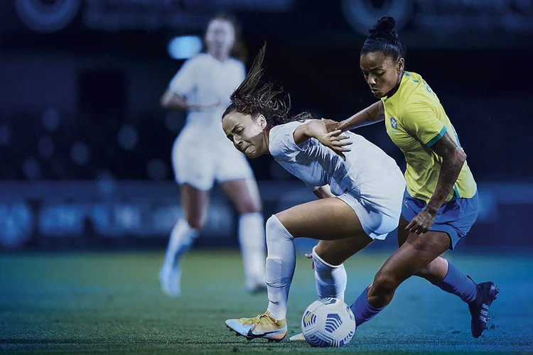 Jogadora de futebol em ação: crescimento recorde das transferências internacionais no futebol feminino (Jose Breton / Pics Action/Getty Images)