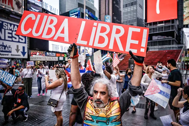 Manifestantes na Times Square, em Nova York, apoiam os protestos antigoverno em Cuba realizados em julho de 2021 (ED JONES/AFP/Getty Images)