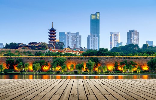 China isola cidade com barreiras militares por aumento de casos da covid