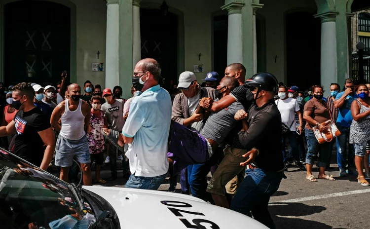 Autoridades cubanas detêm um homem durante protestos antigovernamentais em 11 de julho de 2021 em Havana (AFP/AFP)