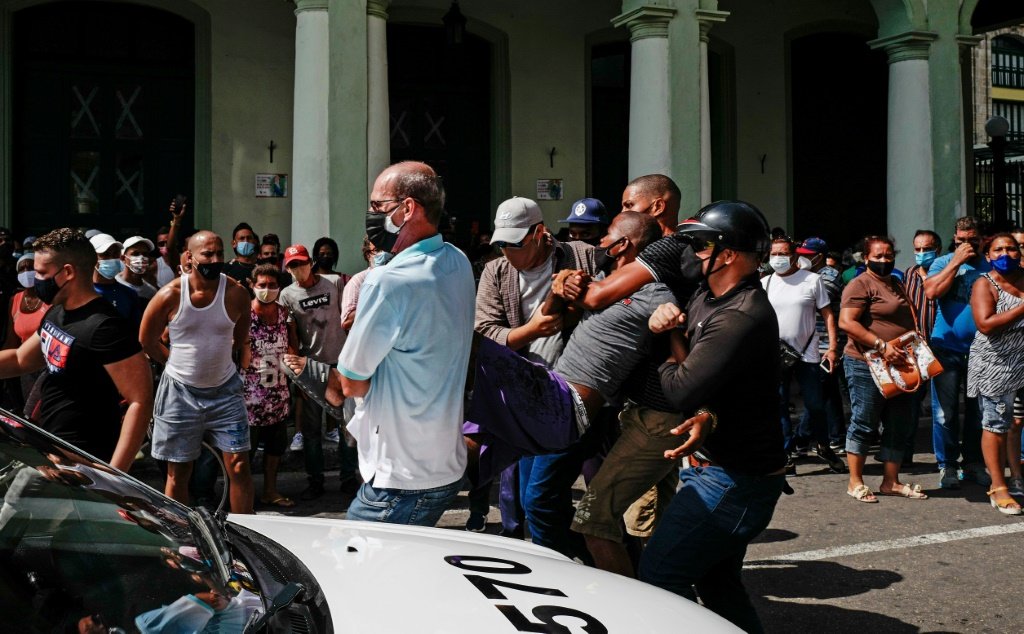 Cuba é abalada por manifestações inéditas contra o governo