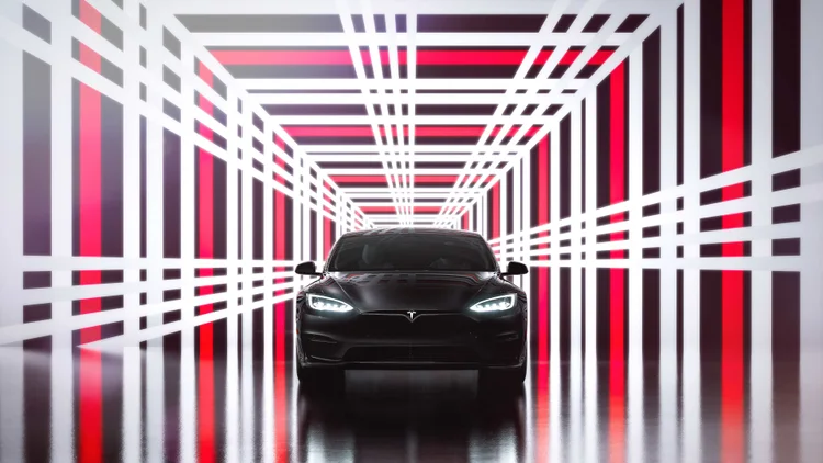 Tesla S Plaid: Esse carro é tão rápido que pode ser banido das provas de arrancada, a menos que esteja equipado com um paraquedas (Divulgação/Divulgação)