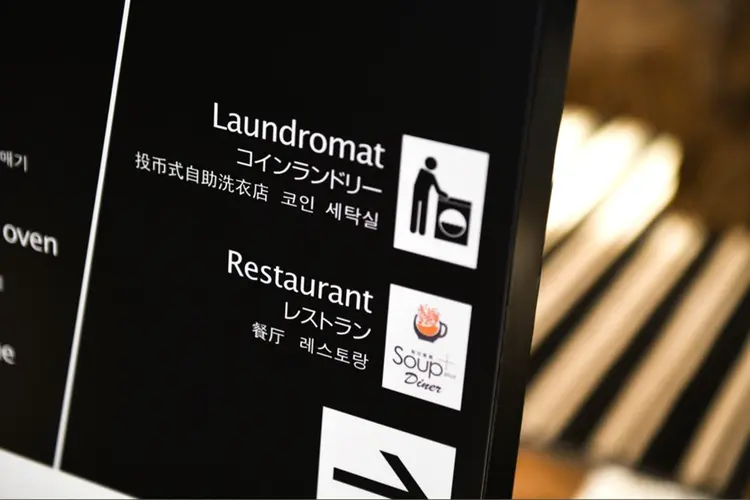 Uma placa escrita em quatro idiomas dentro do APA Hotel Roppongi Six (Reprodução/Bloomberg)