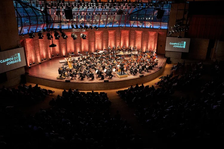 Maestro Giancarlo Guerrero rege orquestra do festival em edição de 2019. (Ethel Braga/Divulgação)