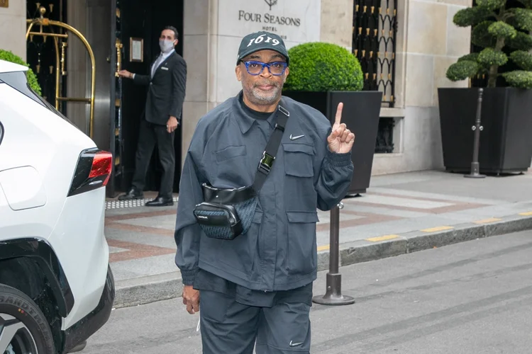 O diretor americano Spike Lee posa em frente ao Hotel Four Seasons, onde aguarda pela semana de exibições do Festival de Cannes (Marc Piasecki/Getty Images)