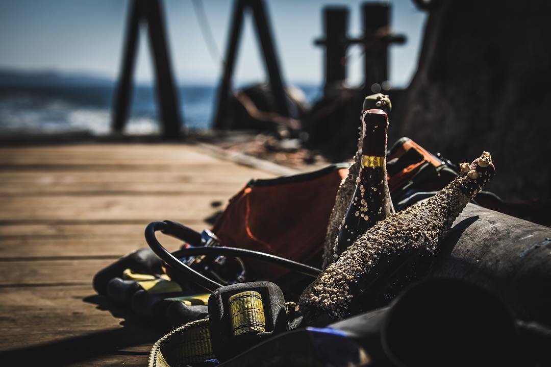 Vinho envelhecido no fundo do mar gera polêmica na Califórnia