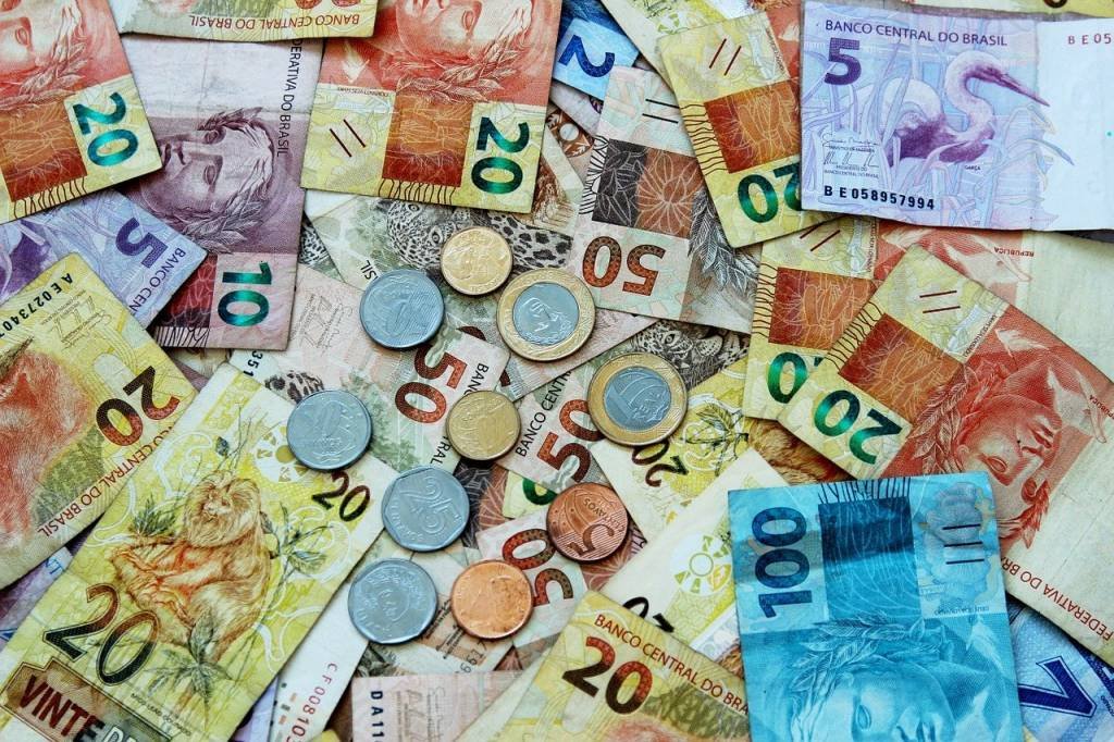 Dinheiro: governo precisa aumentar arrecadação para deixar contas no azul. (joelfotos/Pixabay/Divulgação)