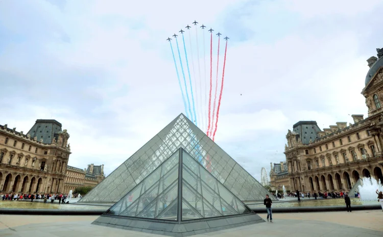 Show dos caças das Forças Armadas francesas nos céus de Paris: medidas de proteção serão obrigatórias para assistir o espetáculo ao vivo nas ruas da capital francesa (Pierre Andrieu/Getty Images)