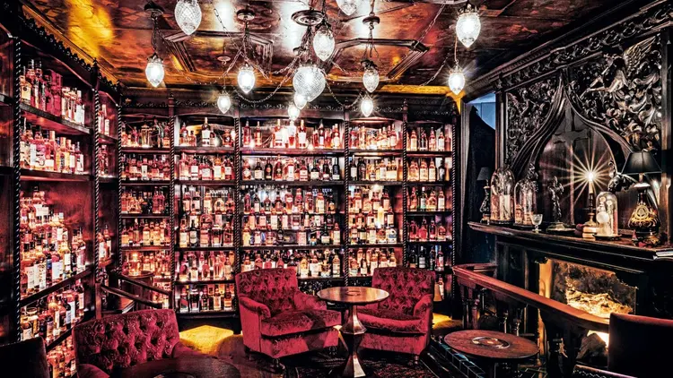 O interior do Bertie's Whisky Bar, inaugurado no hotel The Fife Arms, na Escócia (Sim Canetty-Clarke/Divulgação)