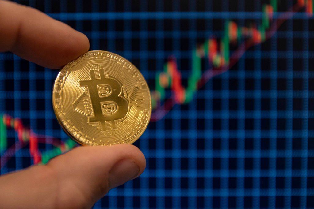 Recuperação: bitcoin ganha US$ 75 bi em 24h e várias criptomoedas disparam