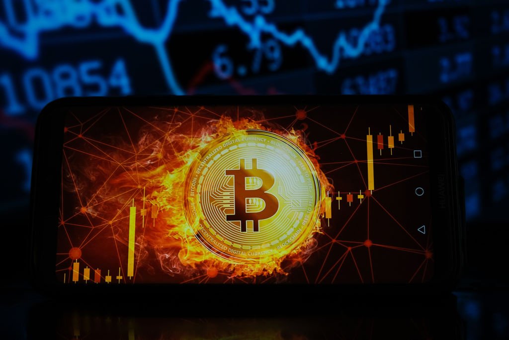 Taxa de hash da rede Bitcoin se aproxima de recorde e pode impactar preço