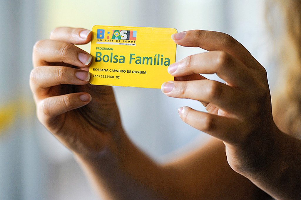 Bolsa Família: cartões e senhas utilizados para saque do Auxílio Brasil continuarão válidos e poderão ser utilizados para o recebimento do Bolsa Família (Jefferson Rudy/Agência Senado)