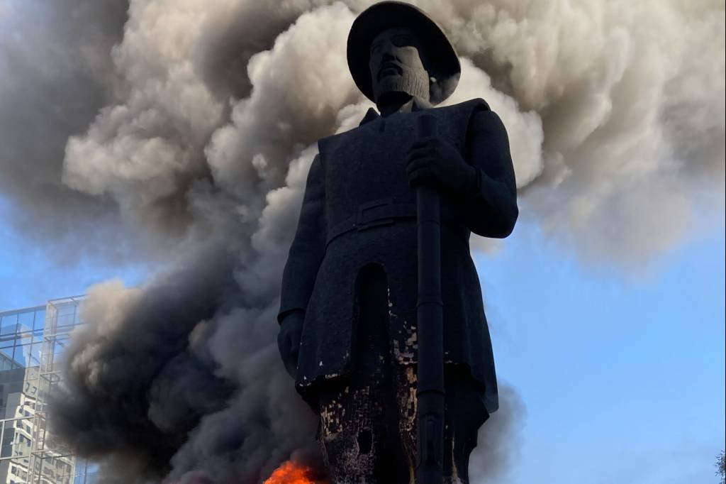 Estátua de Borba Gato é incendiada em SP em protesto; entenda as razões