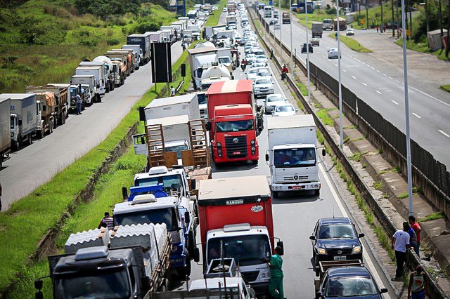 Insatisfeitos com diesel, caminhoneiros abrem diálogo com rivais de Bolsonaro