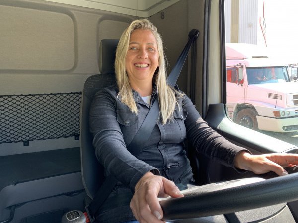 JSL lança programa de treinamento para mulheres caminhoneiras