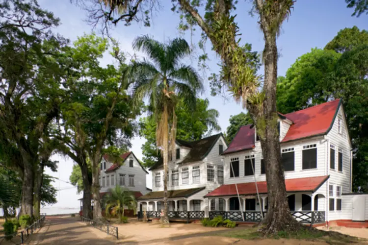 Casas históricas em Paramaribo, na capital: vida pacata começa a se transformar (Getty Images/Getty Images)