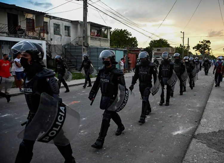 Depois de protestos em Cuba, governo reforça patrulhas policiais (YAMIL LAGE / AFP/AFP)