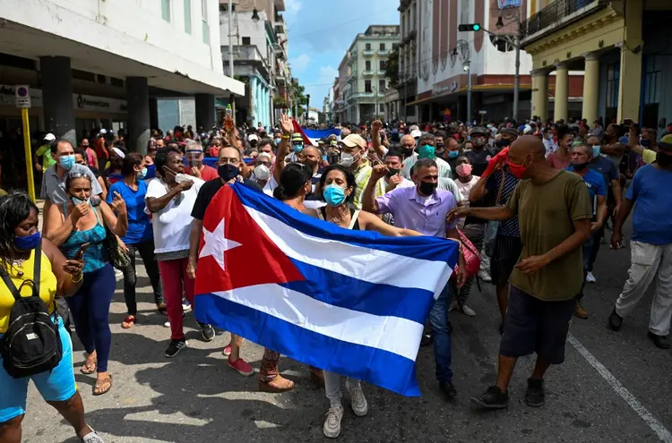 Protesto em Cuba a favor do governo (YAMIL LAGE/AFP)
