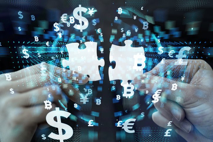 Tecnologia blockchain e as criptomoedas promoveram a disrupção dos sistemas financeiros tradicionais (metamorworks/Getty Images)