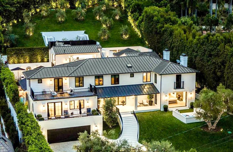 Fachada da mansão de Rihanna em Beverly Hills. (Realtor.com/Reprodução)