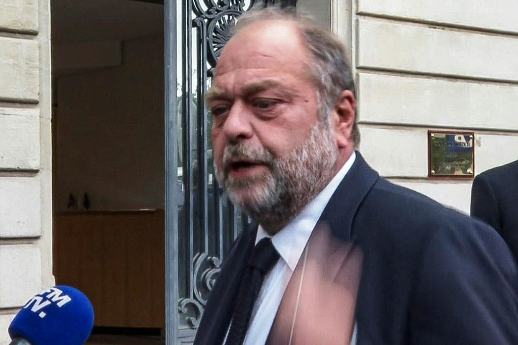 Ministro da Justiça francês é acusado de conflito de interesses