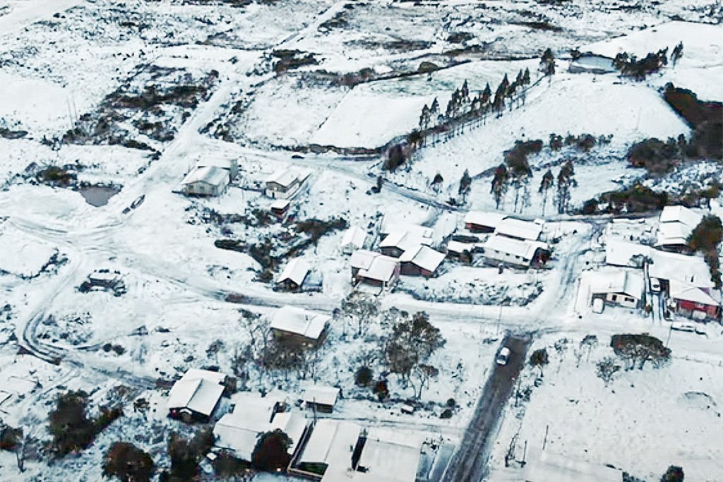 Vídeo impressionante mostra cidade na serra gaúcha coberta de neve