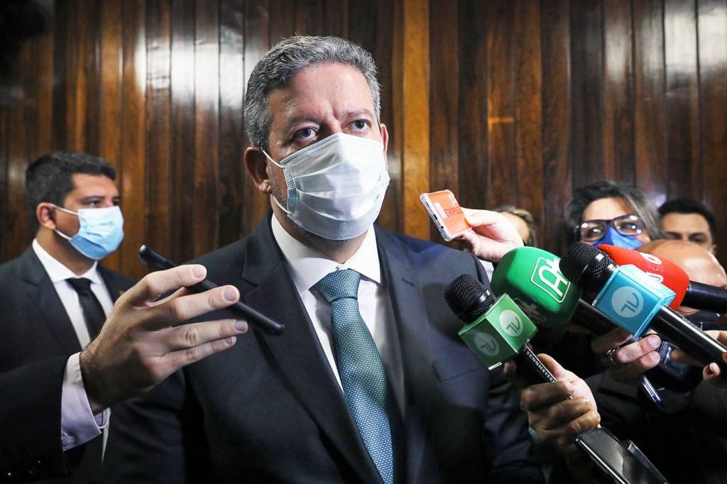 Bolsonaro precisa ‘deixar de questionar a legalidade’ das urnas, diz Lira