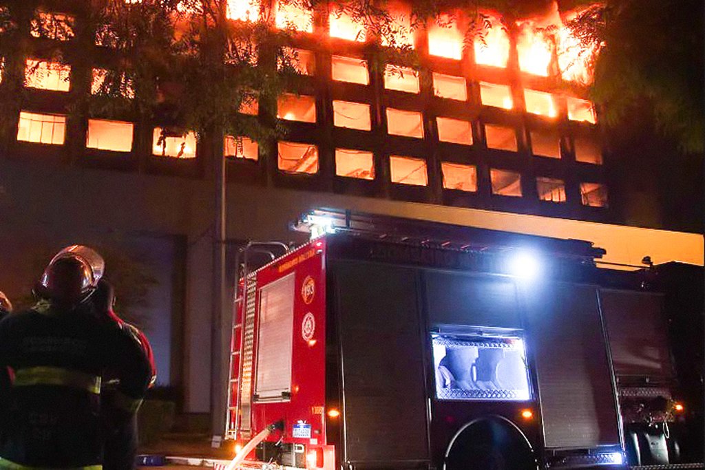 Incêndio atinge prédio da Secretaria de Segurança Pública do RS