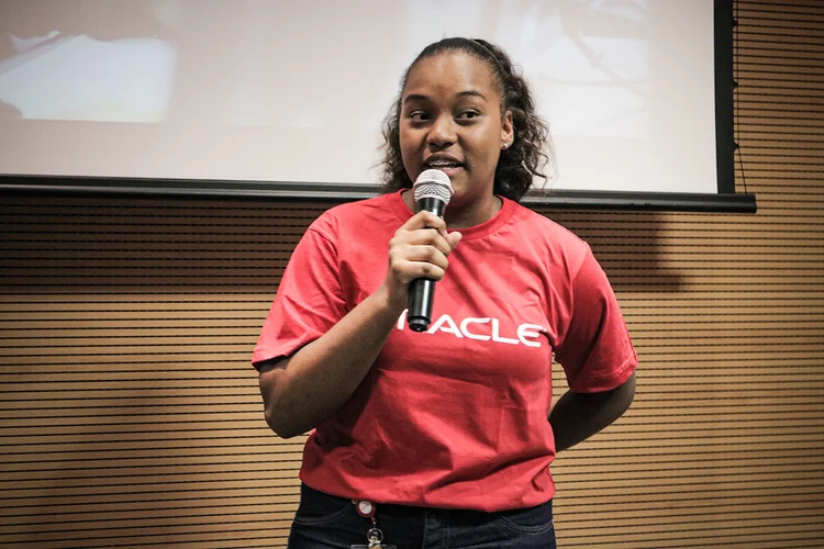 Isabelle Christina durante evento da Oracle: "não acho que a gente descobre o seu propósito. A gente cria o nosso propósito" (Oracle/Divulgação)