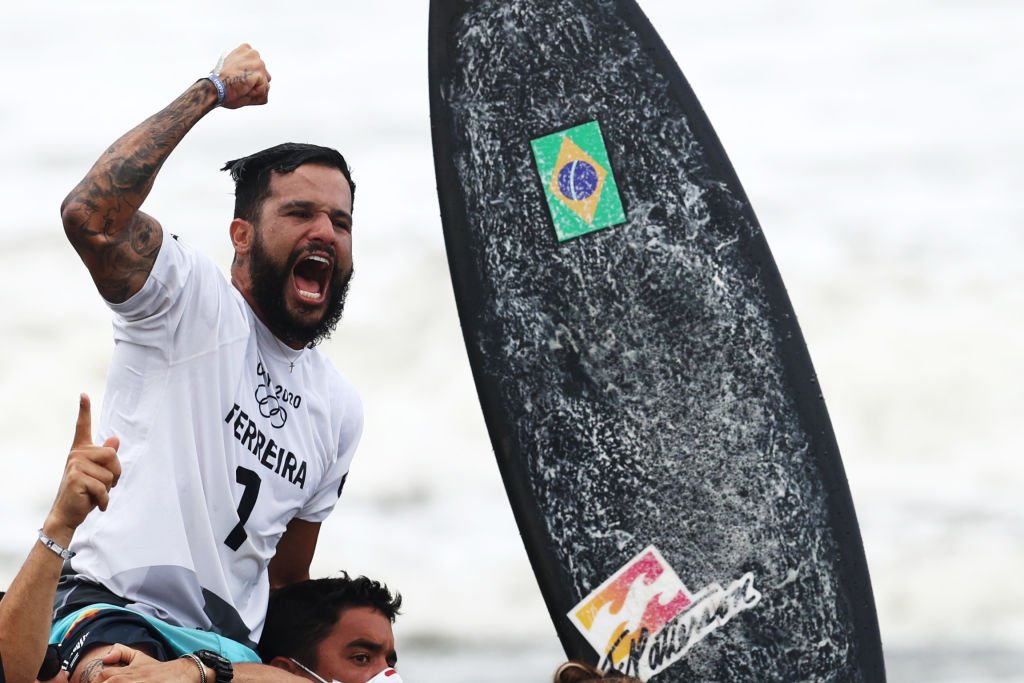 Filipe Toledo vence Italo e é campeão mundial de surfe pela 1ª vez