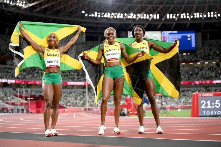 Shelly-Ann Fraser-Prynce (prata), Elaine Thompson-Herah (ouro) e Shericka Jackson (bronze): Jamaica dominou o pódio na disputa feminina dos 100 metros rasos (Matthias Hangst/Getty Images)