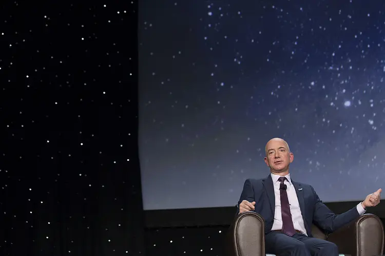 Veja quem acompanhará Bezos ao espaço (Matthew Staver/Bloomberg/Getty Images)