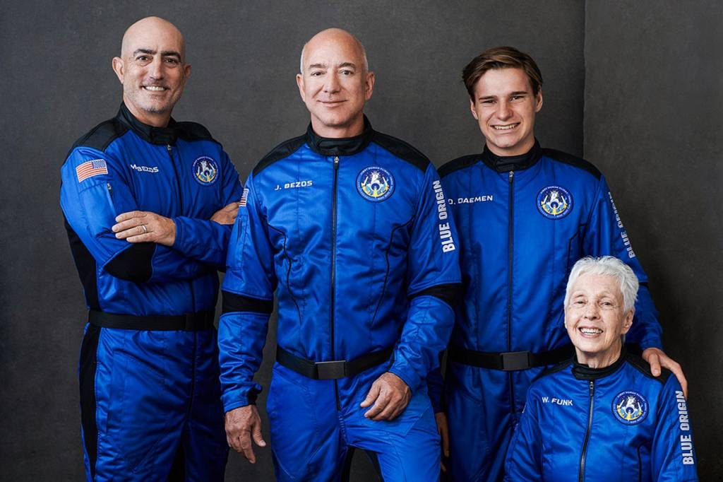 Com Bezos a bordo, Blue Origin tem sucesso em 1° voo espacial; assista