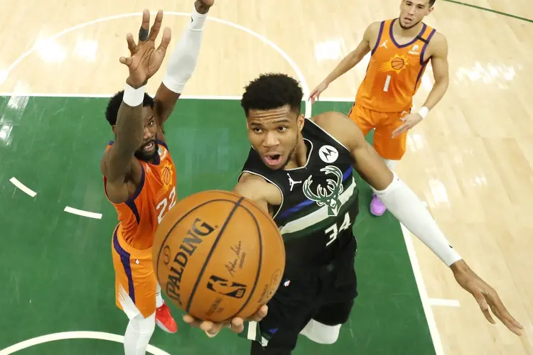 O Milwaukee Bucks derrotaram o Phoenix Suns por 105 a 98 (JONATHAN DANIEL / GETTY IMAGES NORTH AMERICA via AFP/AFP)