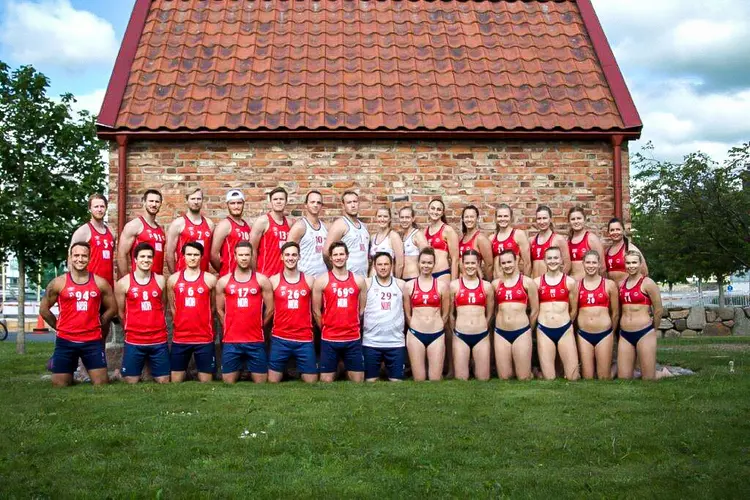 Times de handebol de praia da Noruega: diferença nos uniformes gerou críticas das jogadoras  (Federação Norueguesa de Handebol/Reprodução)