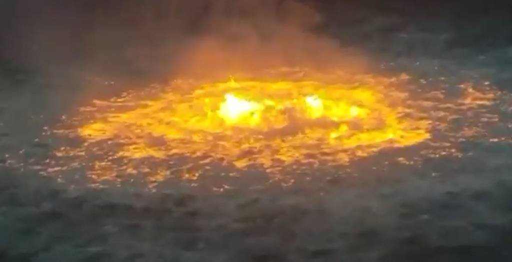 Golfo do México vira “oceano de fogo” após explosão de oleoduto