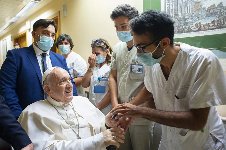 Durante sua internação, Francisco defendeu o direito de uma saúde gratuita para todos (VATICAN MEDIA/AFP)