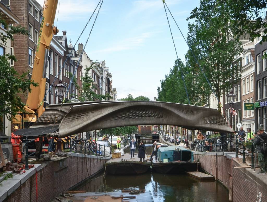 Primeira ponte de aço impressa em 3D inaugura em Amsterdã; veja fotos