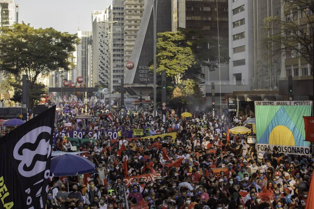 Manifestantes vão às ruas contra Bolsonaro, risco à eleição e por vacinas