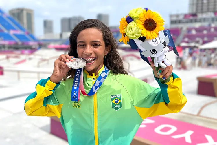 Rayssa conquistou a medalha de prata na estreia do skate nos Jogos Olímpicos de Tóquio 2020, tornando-se uma das mais jovens medalhistas olímpicas da história (Julio Detefon (CBSk)/Reprodução)