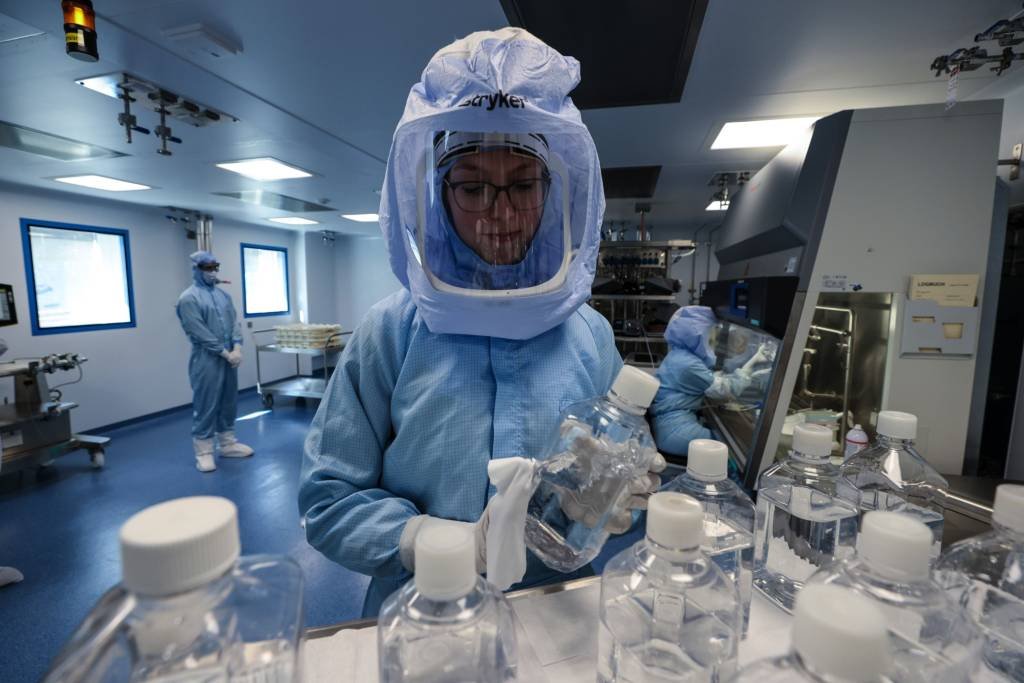 Funcionários preparam matéria-prima para o RNA mensageiro, primeira etapa da produção da vacina contra a Covid-19, no laboratório da BioNTech  (Bloomberg/Bloomberg)