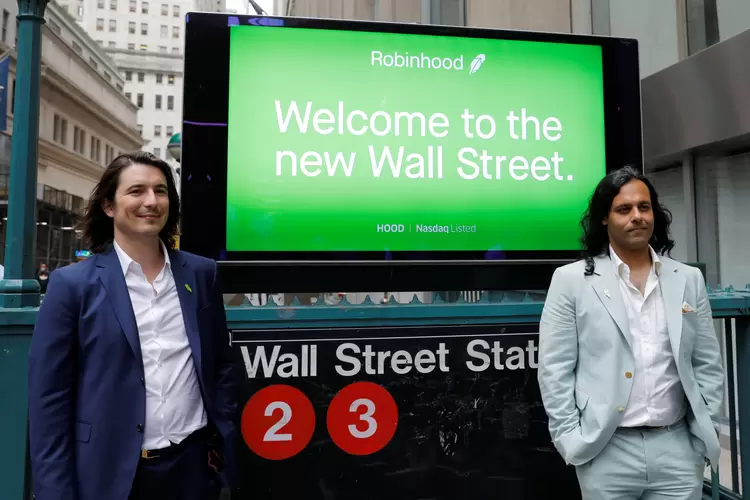 Vlad Tenev e Baiju Bhatt, sócios-fundadores do Robinhood, em frente a uma das entradas da estação de metrô Wall Street, em Nova York, no dia da estreia da empresa na Nasdaq | Foto: Andrew Kelly/Reuters (Andrew Kelly/Reuters)