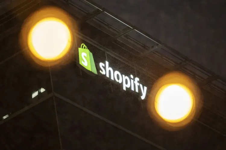 Logotipo do e-commerce canadense Shopify: queda de 76% no valor de mercado em 2022, um desempenho ruim compartilhado por outras big techs como Amazon, Meta e Tesla e Zoom (Bloomberg/Getty Images)