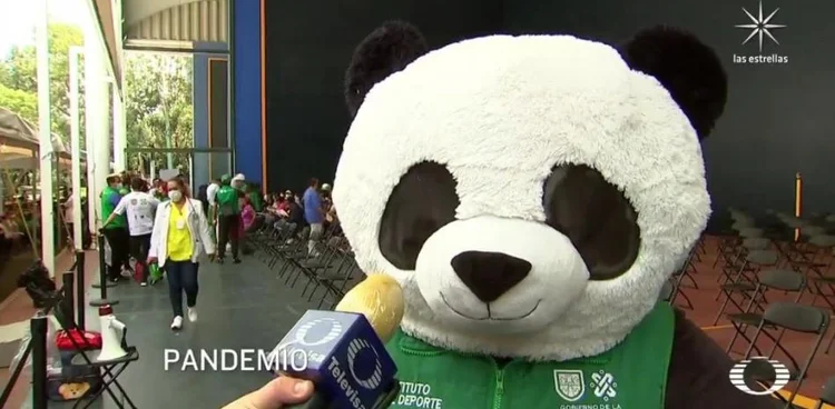 Mascote de vacinação na Cidade do México (Televisa/Twitter/Reprodução)