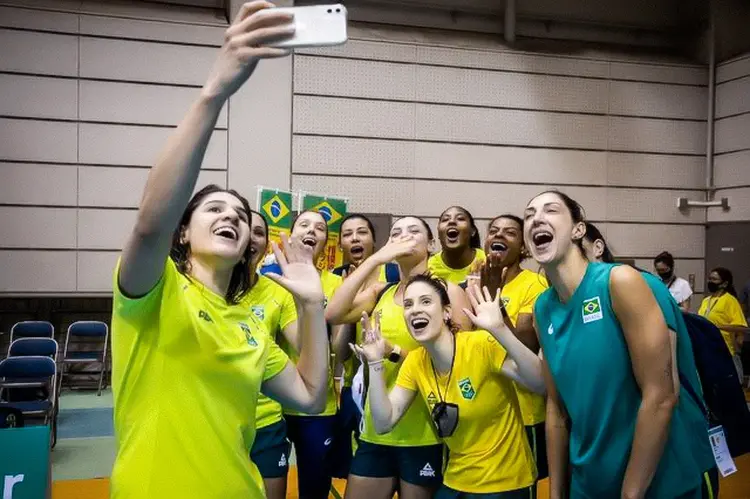 Seleção Brasileira de Vôlei Feminino tiram selfie em meio aos preparativos para os Jogos de Tóquio (Reprodução/Divulgação)